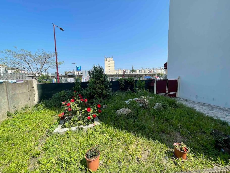 La Maison Est Situee En Face De La Gare Bondy Exteriér fotografie
