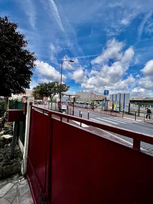 La Maison Est Situee En Face De La Gare Bondy Exteriér fotografie