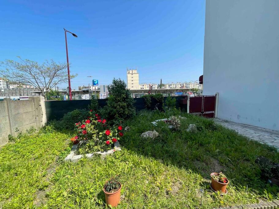 La Maison Est Situee En Face De La Gare Bondy Exteriér fotografie