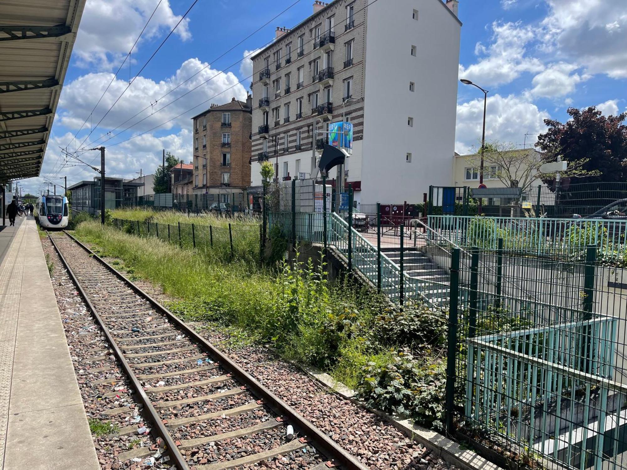 La Maison Est Situee En Face De La Gare Bondy Exteriér fotografie