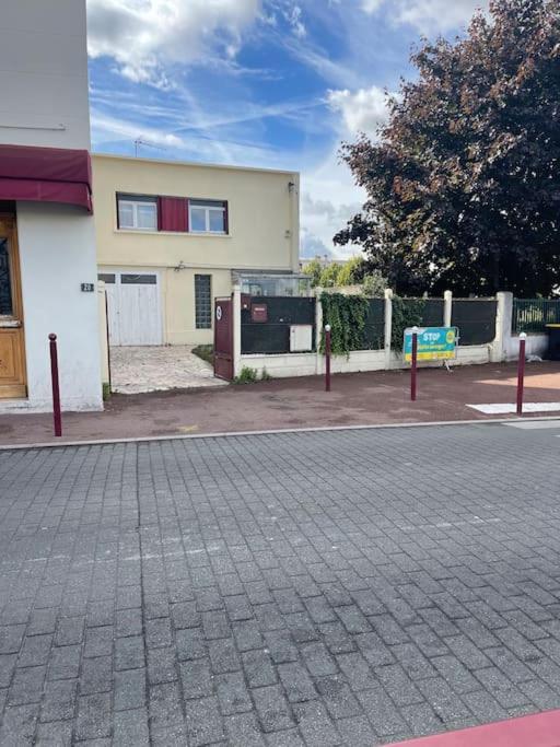La Maison Est Situee En Face De La Gare Bondy Exteriér fotografie