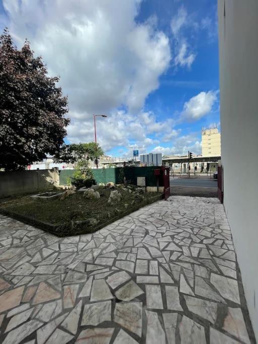 La Maison Est Situee En Face De La Gare Bondy Exteriér fotografie