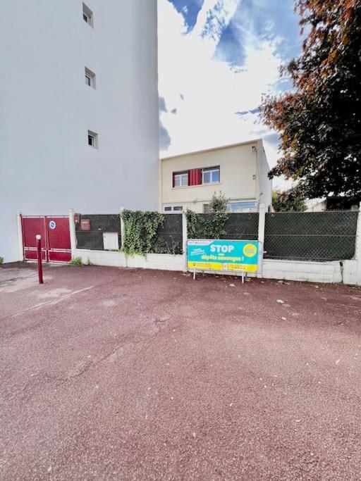 La Maison Est Situee En Face De La Gare Bondy Exteriér fotografie