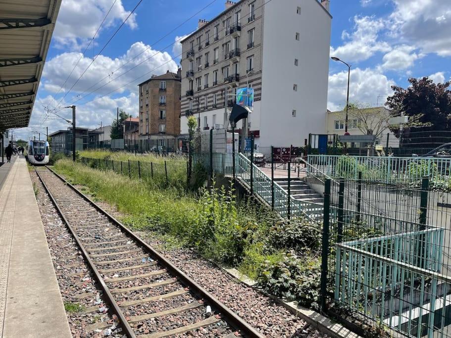 La Maison Est Situee En Face De La Gare Bondy Exteriér fotografie