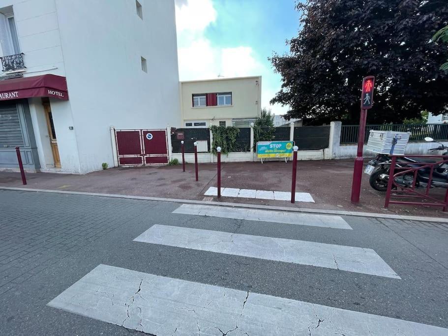 La Maison Est Situee En Face De La Gare Bondy Exteriér fotografie