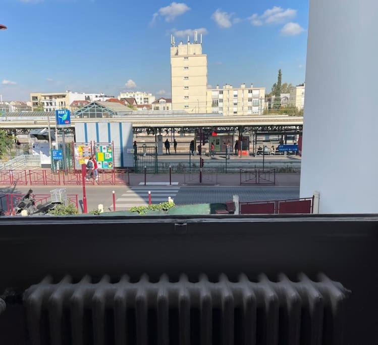 La Maison Est Situee En Face De La Gare Bondy Exteriér fotografie