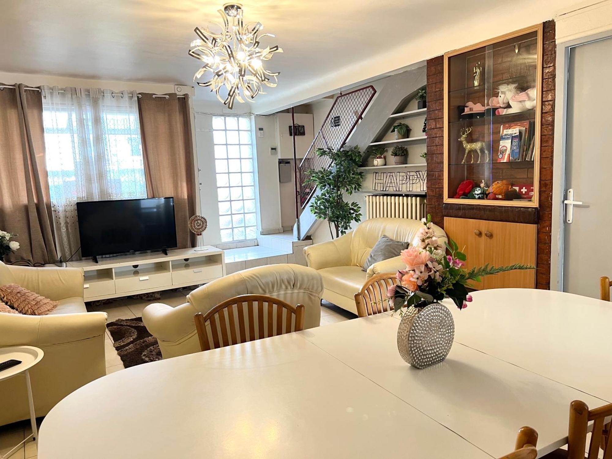 La Maison Est Situee En Face De La Gare Bondy Exteriér fotografie