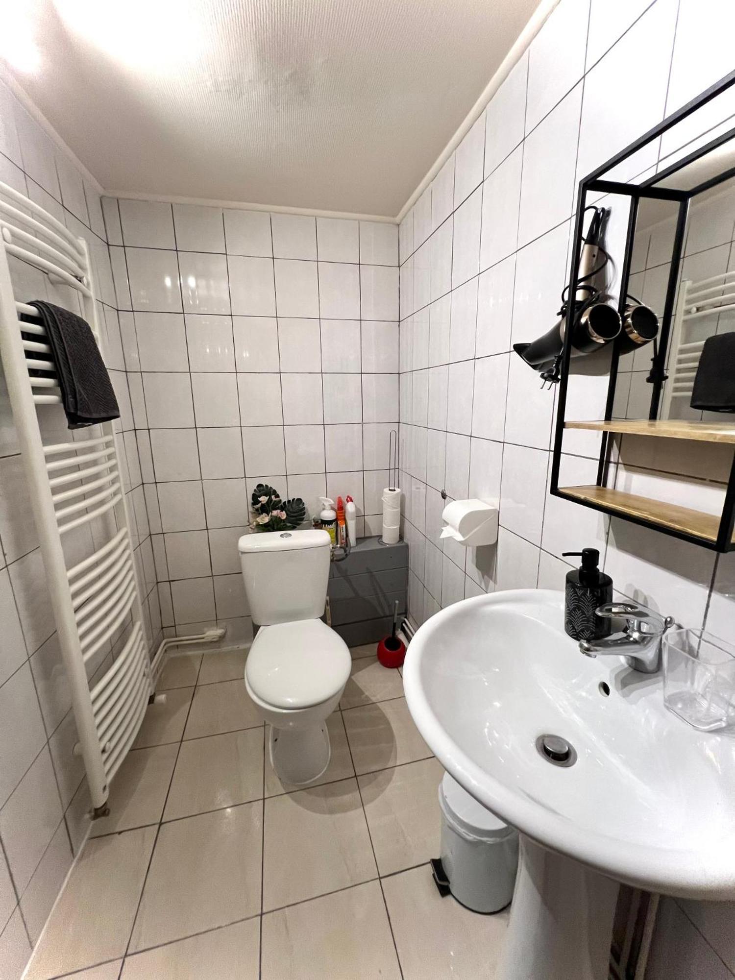 La Maison Est Situee En Face De La Gare Bondy Exteriér fotografie