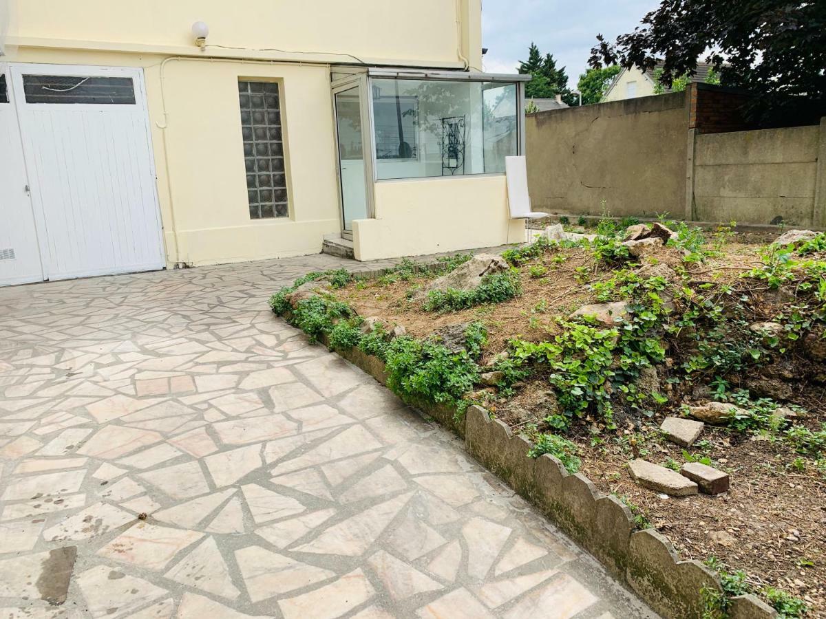 La Maison Est Situee En Face De La Gare Bondy Exteriér fotografie